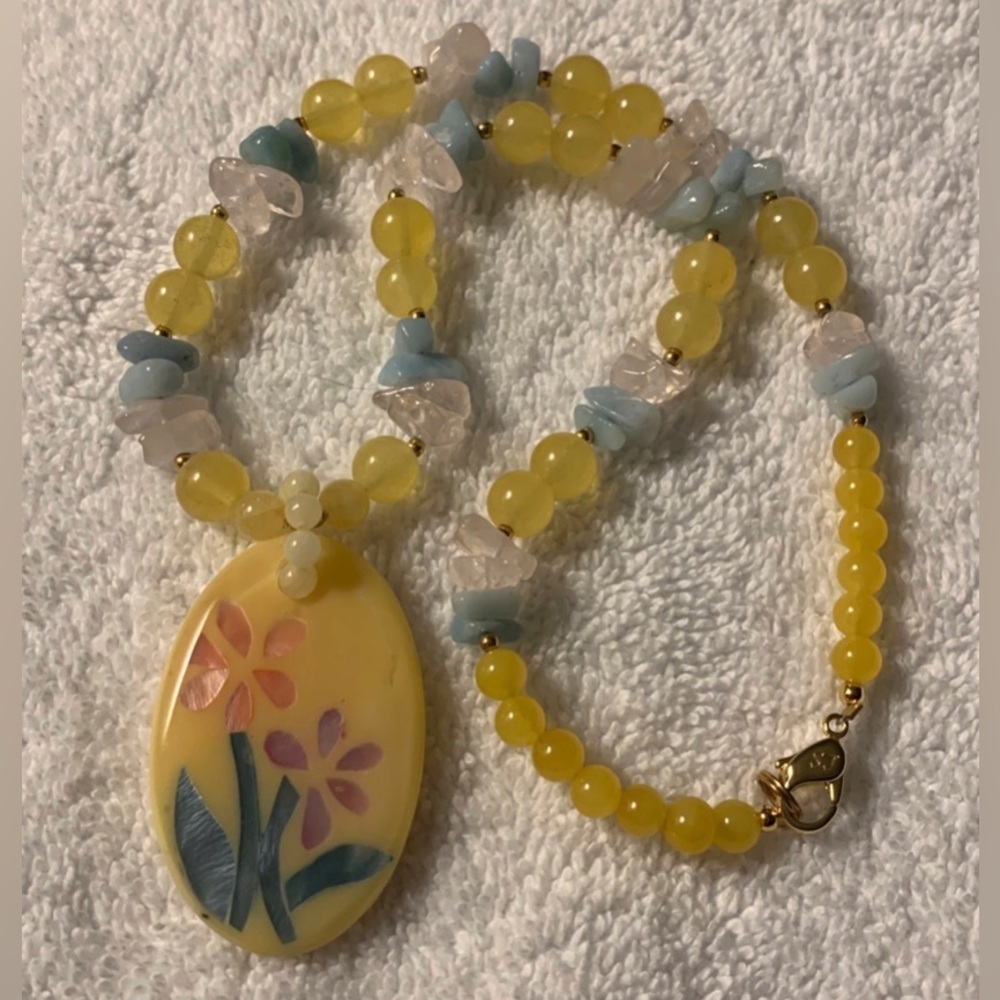 #J937 VTG Lee Sands Shades of Spring Yellow Stone & Shell Necklace w/Pendant